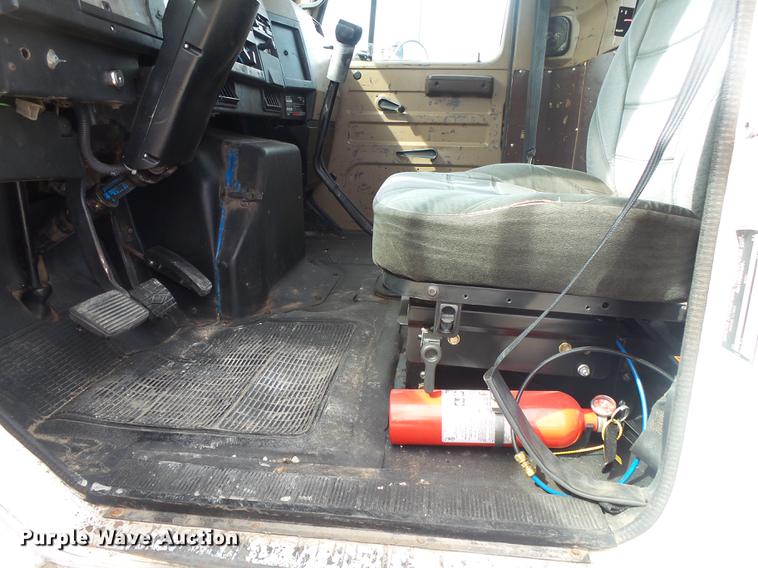 image for item DE3606 1995 International 4900 service truck