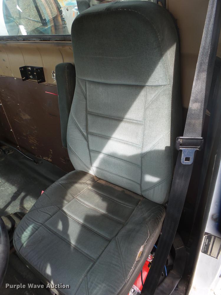 image for item DE3606 1995 International 4900 service truck