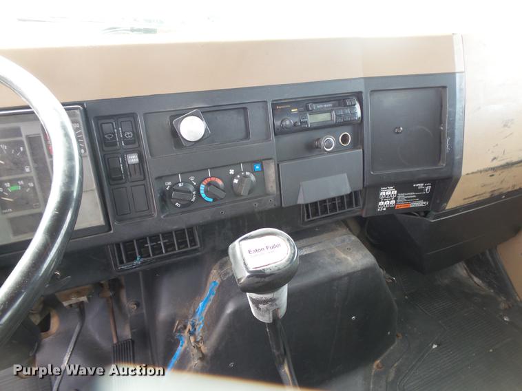 image for item DE3606 1995 International 4900 service truck