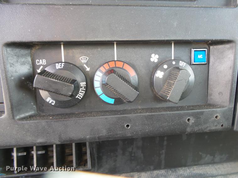 image for item DE3606 1995 International 4900 service truck