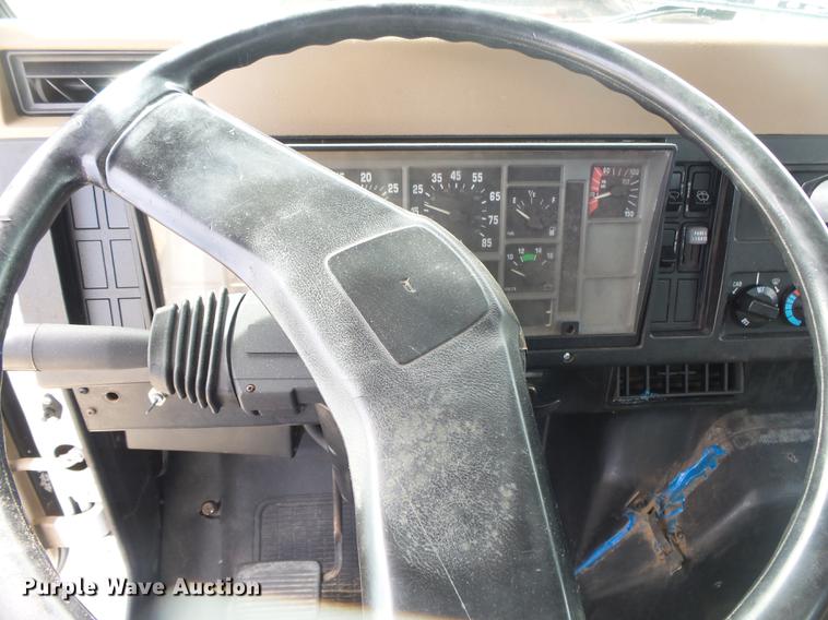 image for item DE3606 1995 International 4900 service truck