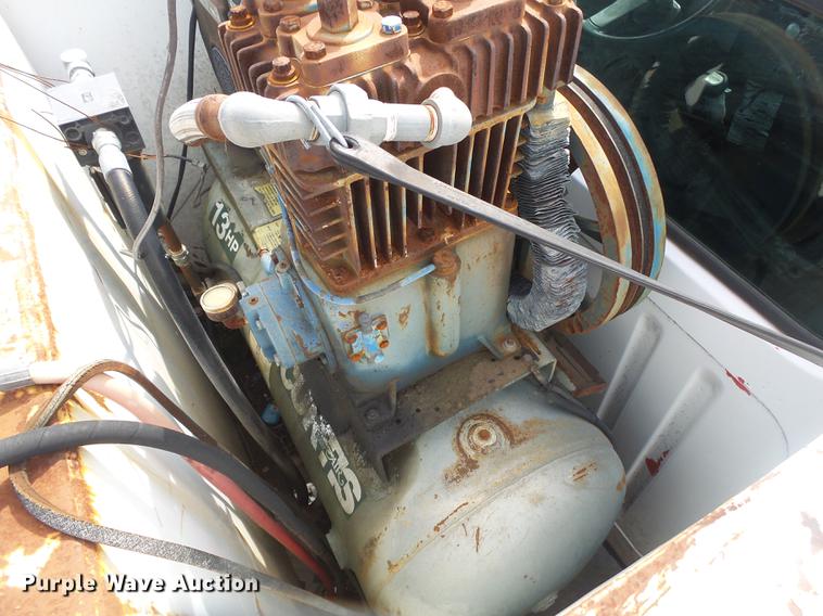 image for item DE3606 1995 International 4900 service truck