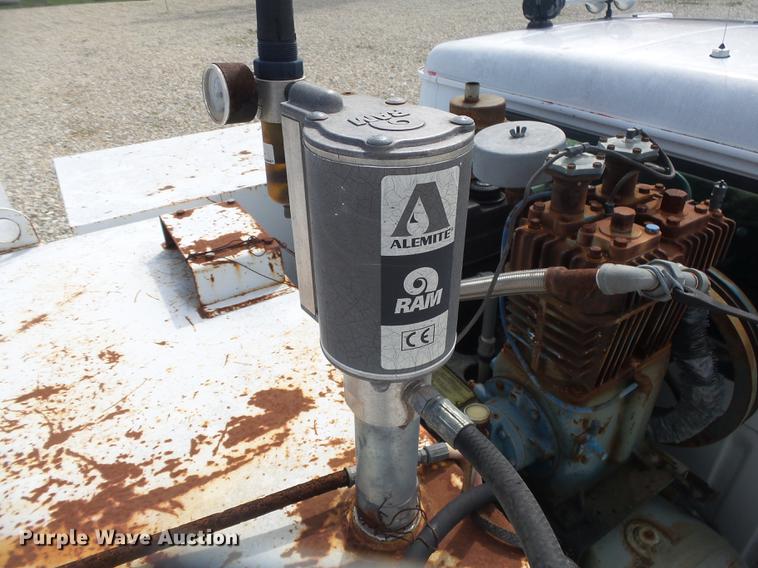 image for item DE3606 1995 International 4900 service truck