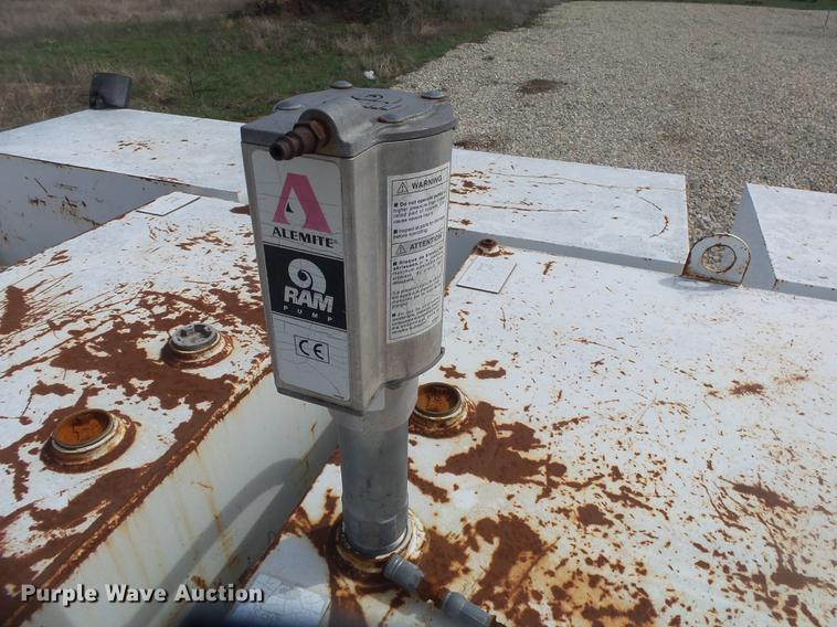 image for item DE3606 1995 International 4900 service truck