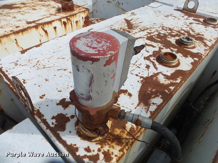 image for item DE3606 1995 International 4900 service truck