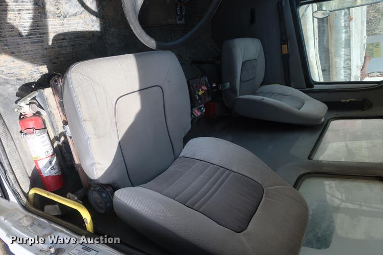 image for item DF3647 1998 Freightliner FL70 dump truck