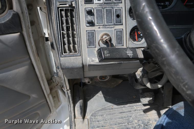 image for item DF3647 1998 Freightliner FL70 dump truck