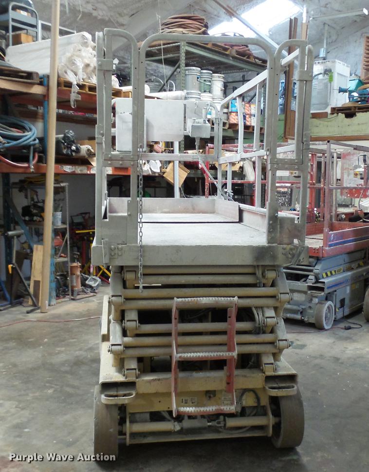 image for item DP9558 2002 JLG 3246E2 scissor lift