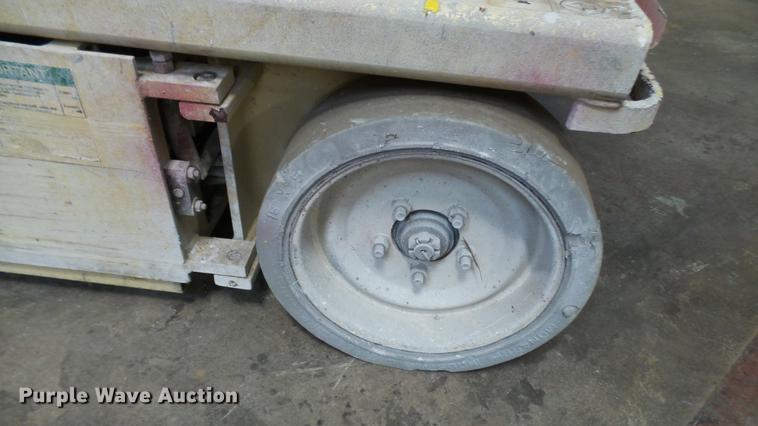 image for item DP9558 2002 JLG 3246E2 scissor lift