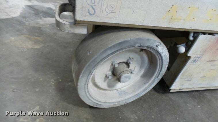 image for item DP9558 2002 JLG 3246E2 scissor lift