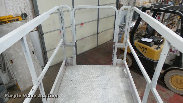image for item DP9558 2002 JLG 3246E2 scissor lift