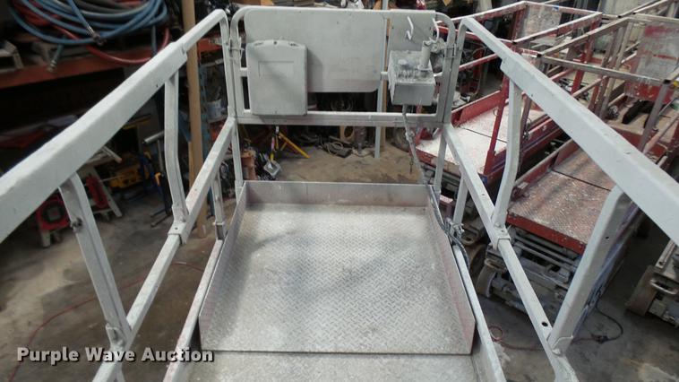 image for item DP9558 2002 JLG 3246E2 scissor lift
