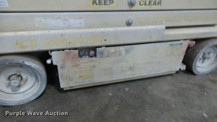 image for item DP9558 2002 JLG 3246E2 scissor lift