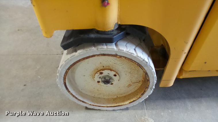 image for item DP9569 2006 Haulotte 3347E scissor lift