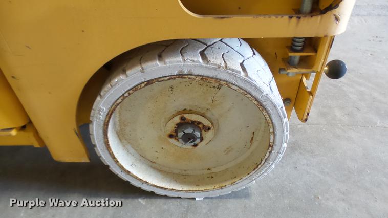 image for item DP9569 2006 Haulotte 3347E scissor lift