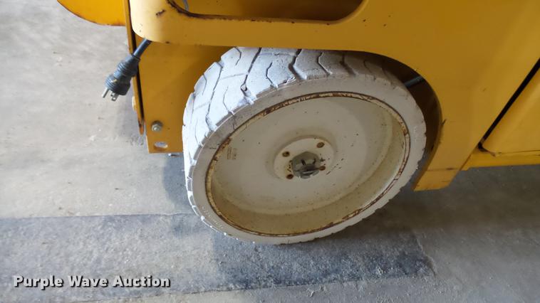 image for item DP9569 2006 Haulotte 3347E scissor lift