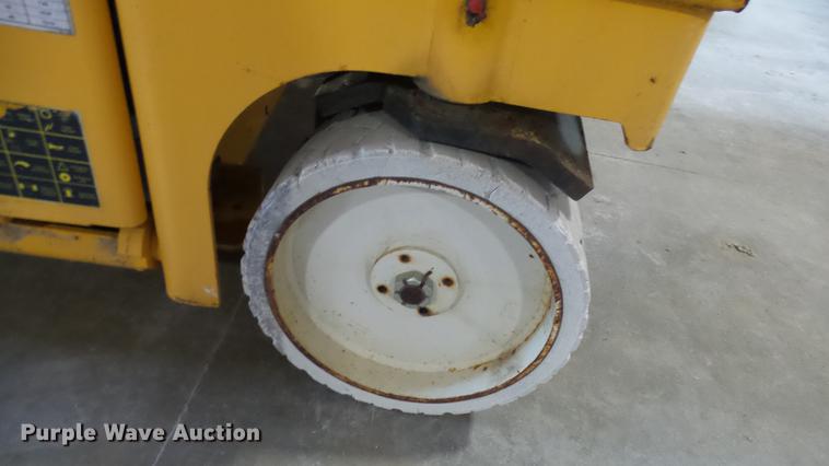 image for item DP9569 2006 Haulotte 3347E scissor lift