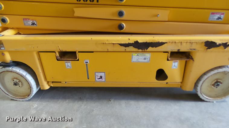 image for item DP9569 2006 Haulotte 3347E scissor lift