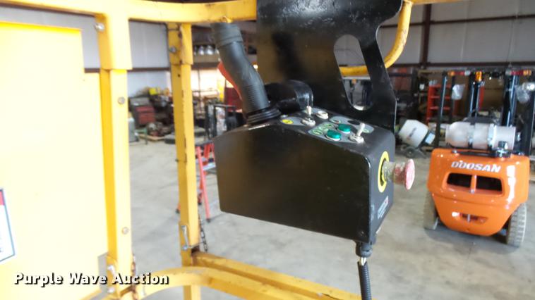 image for item DP9569 2006 Haulotte 3347E scissor lift