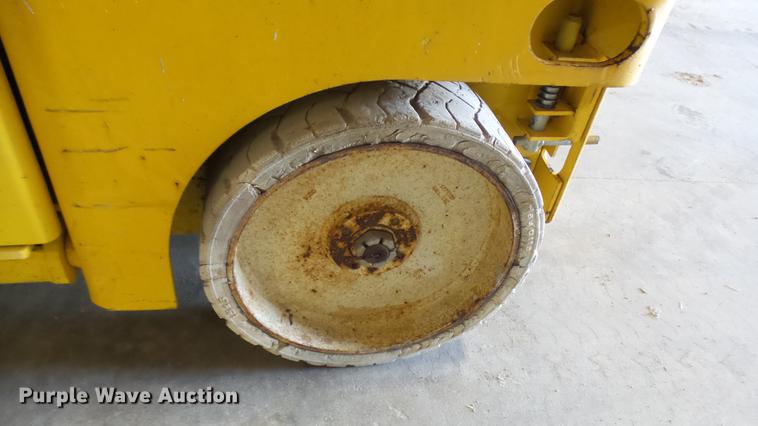 image for item DP9570 2001 Haulotte 2746E scissor lift