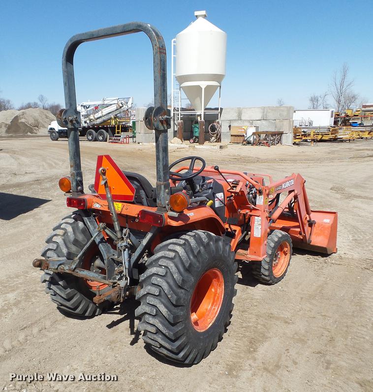 Kubota B2910 MFWD tractor in Newton, IA Item DZ9288 sold Purple Wave