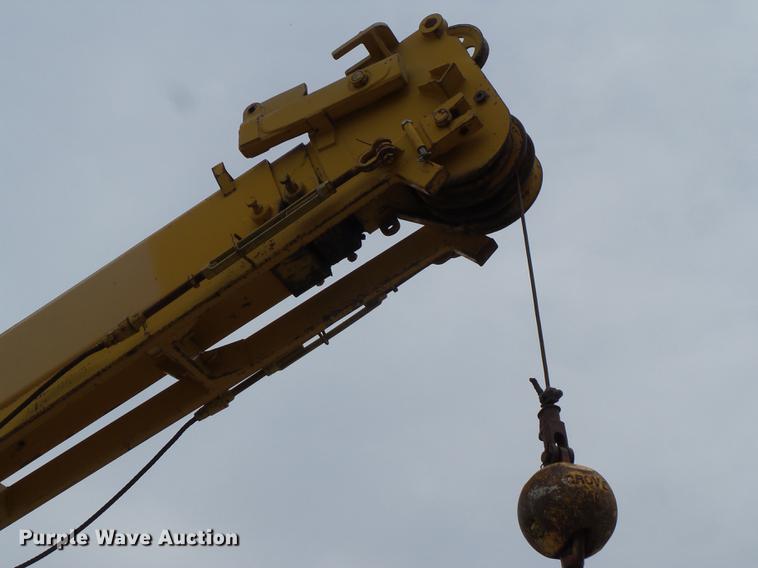 image for item DZ9300 1977 Grove RT620S crane