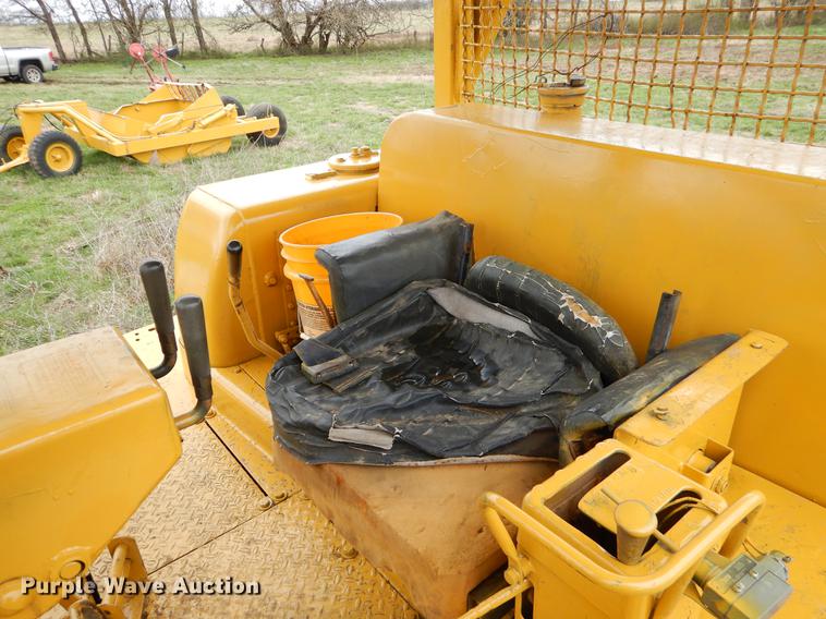 image for item EJ9953 1971 Caterpillar D8 dozer