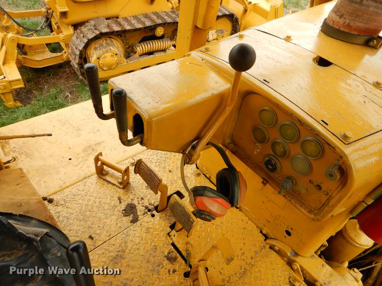 image for item EJ9953 1971 Caterpillar D8 dozer