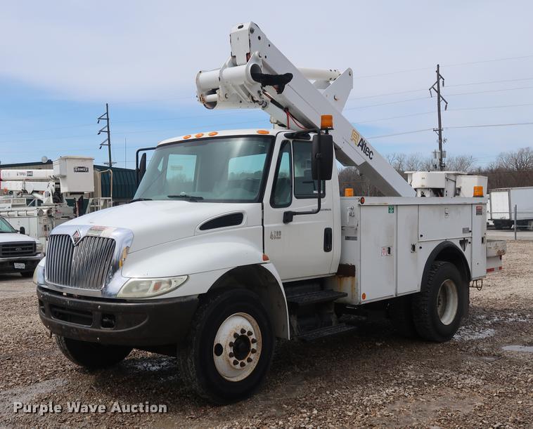 image for item EL9265 2005 International 4200 bucket truck