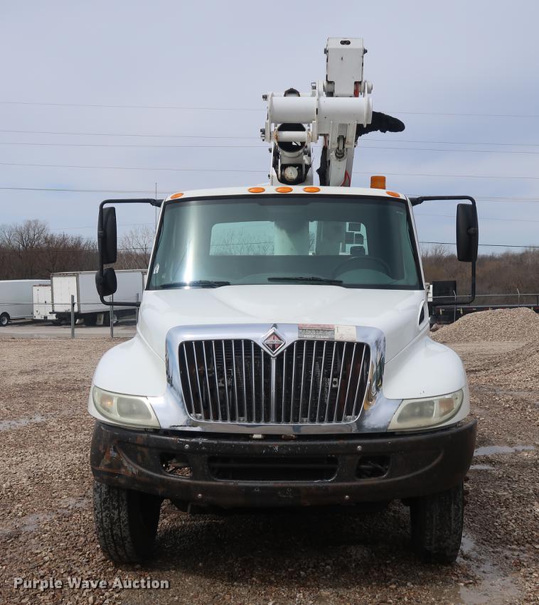 image for item EL9265 2005 International 4200 bucket truck
