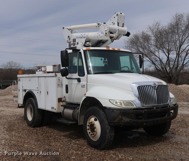 image for item EL9265 2005 International 4200 bucket truck