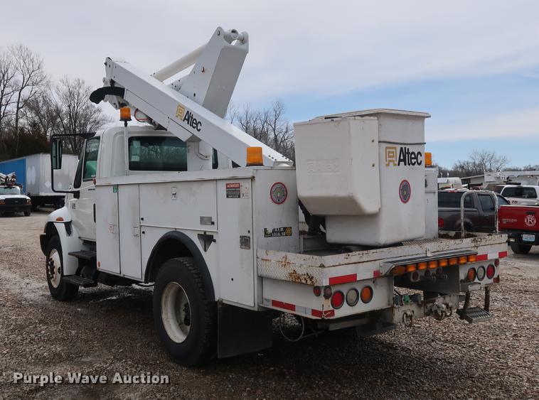 image for item EL9265 2005 International 4200 bucket truck