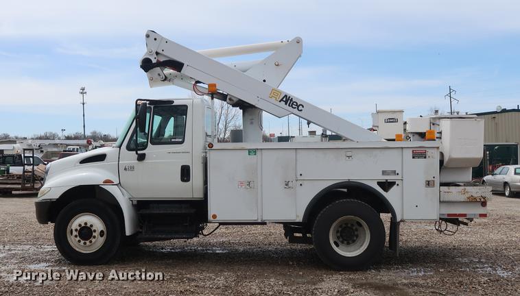 image for item EL9265 2005 International 4200 bucket truck