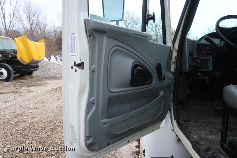 image for item EL9265 2005 International 4200 bucket truck