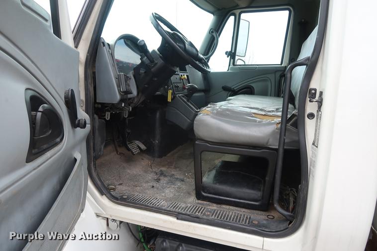 image for item EL9265 2005 International 4200 bucket truck