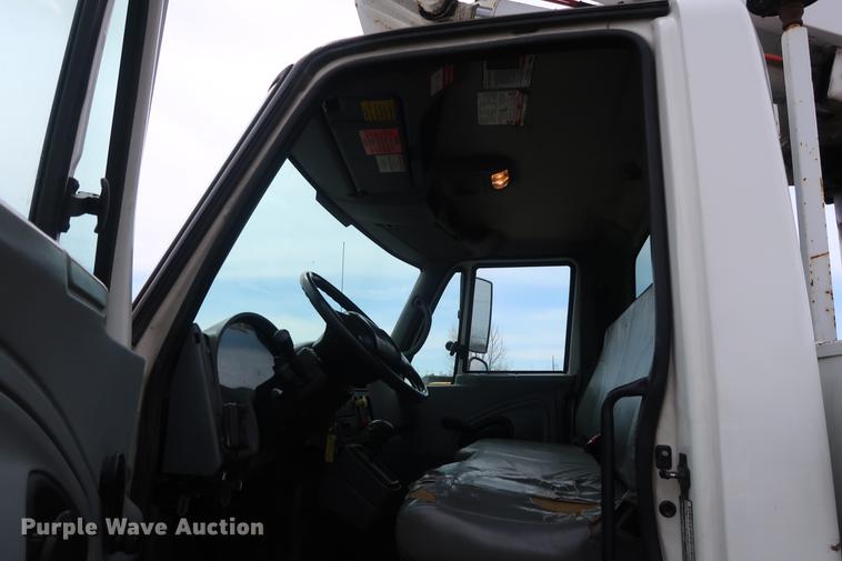 image for item EL9265 2005 International 4200 bucket truck