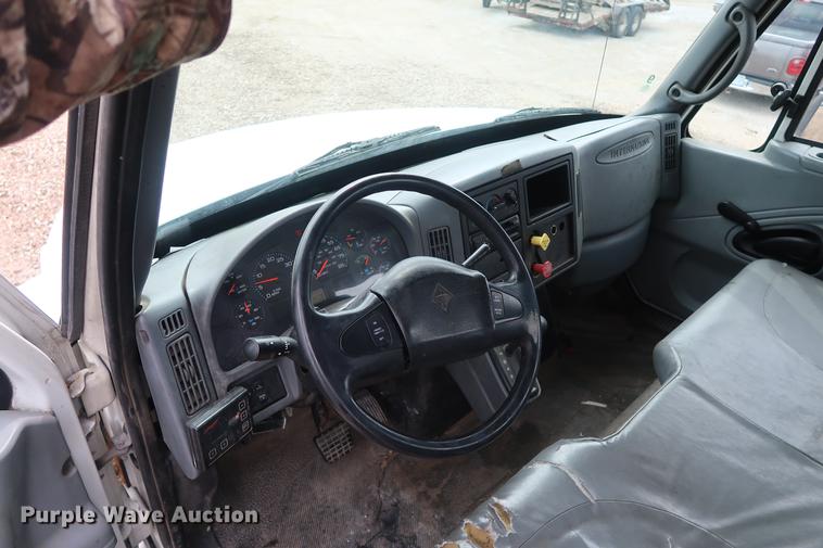 image for item EL9265 2005 International 4200 bucket truck