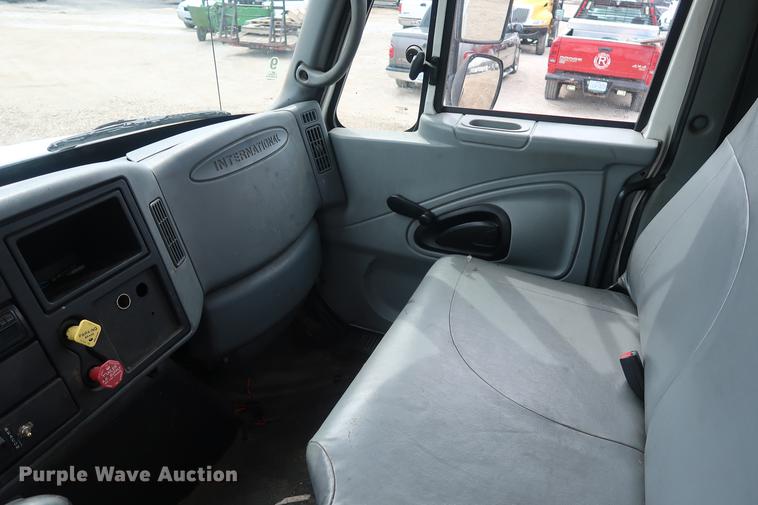 image for item EL9265 2005 International 4200 bucket truck