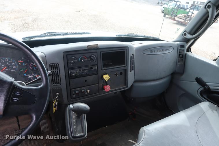 image for item EL9265 2005 International 4200 bucket truck