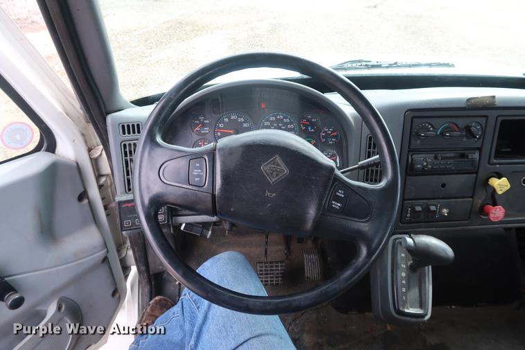 image for item EL9265 2005 International 4200 bucket truck