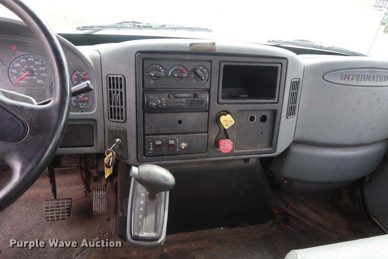 image for item EL9265 2005 International 4200 bucket truck