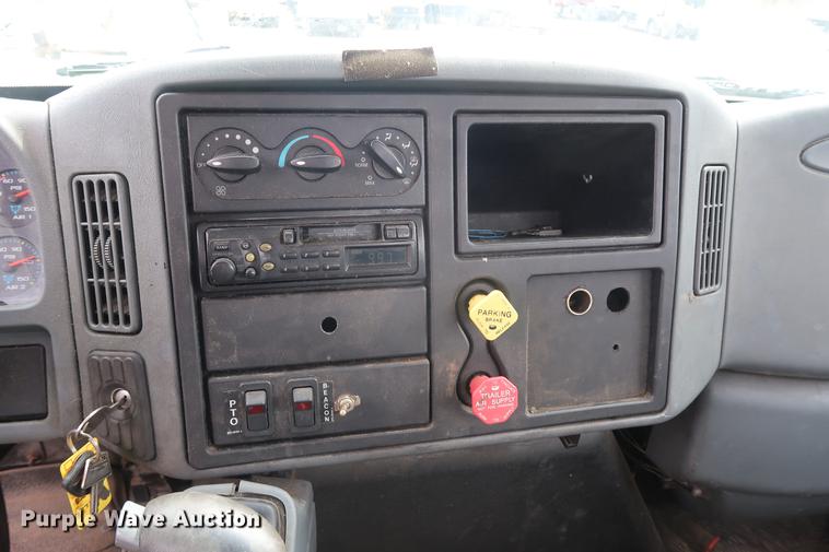 image for item EL9265 2005 International 4200 bucket truck