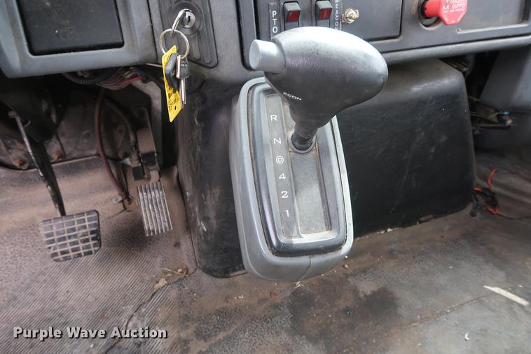 image for item EL9265 2005 International 4200 bucket truck