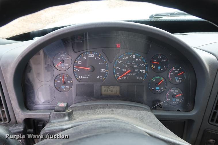 image for item EL9265 2005 International 4200 bucket truck