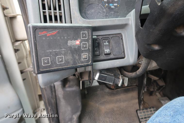 image for item EL9265 2005 International 4200 bucket truck