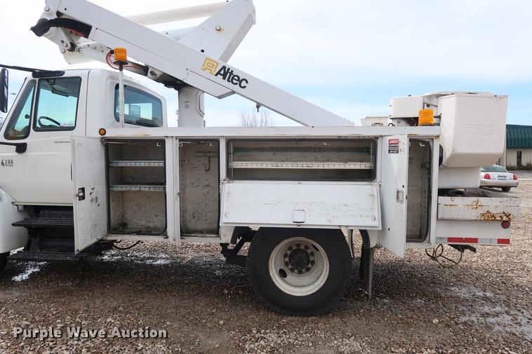 image for item EL9265 2005 International 4200 bucket truck