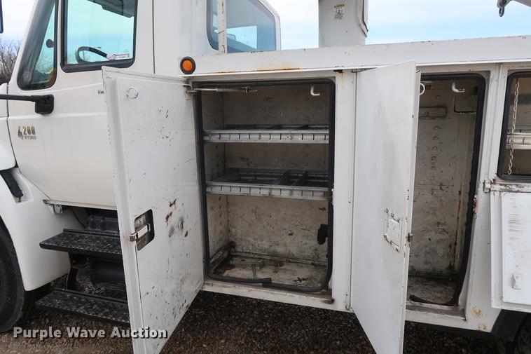 image for item EL9265 2005 International 4200 bucket truck
