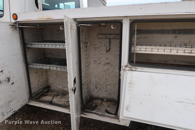 image for item EL9265 2005 International 4200 bucket truck