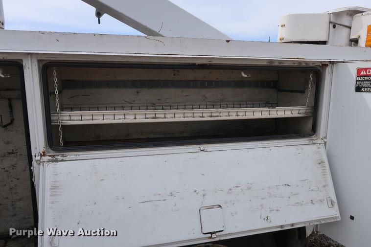 image for item EL9265 2005 International 4200 bucket truck