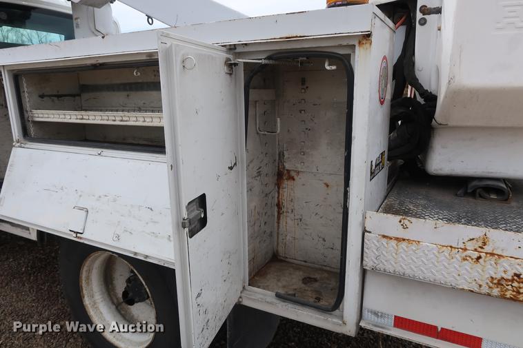 image for item EL9265 2005 International 4200 bucket truck